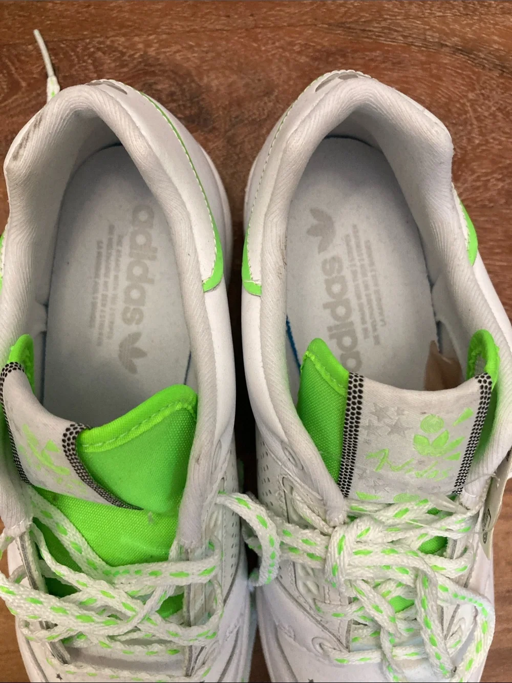 Adidas Slamcourt Stars Women’s White Sneakers with Neon Green Accents Size 7.5
